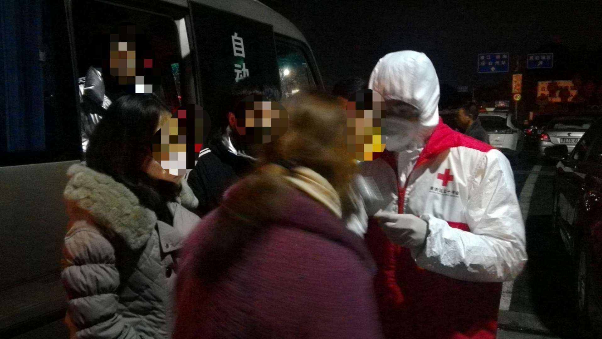 紅十字人值守高速路口 (3).jpg
