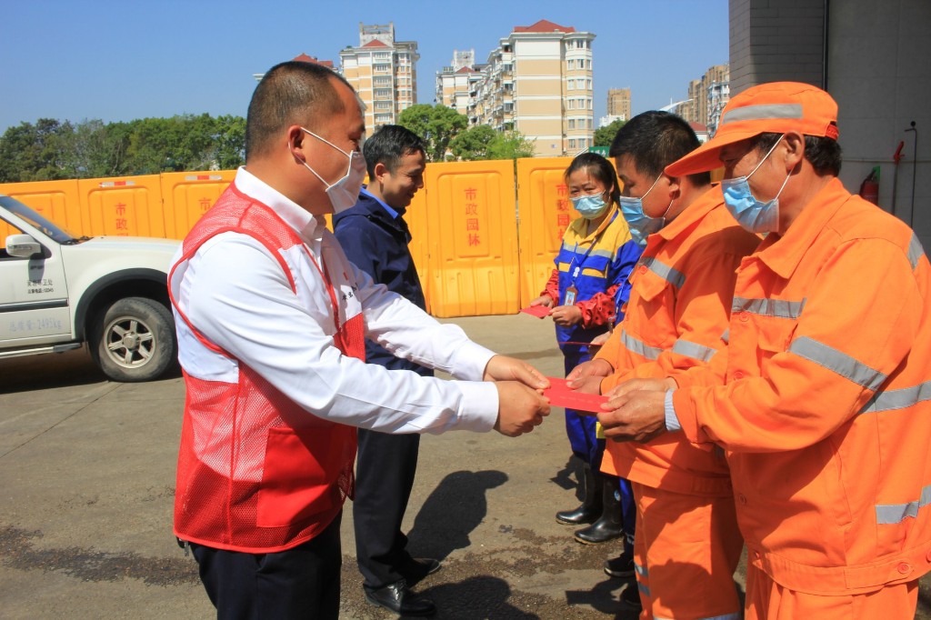 2020年4月29日，黃巖區(qū)紅十字會開展開展慰問環(huán)衛(wèi)工人活動 (2).JPG